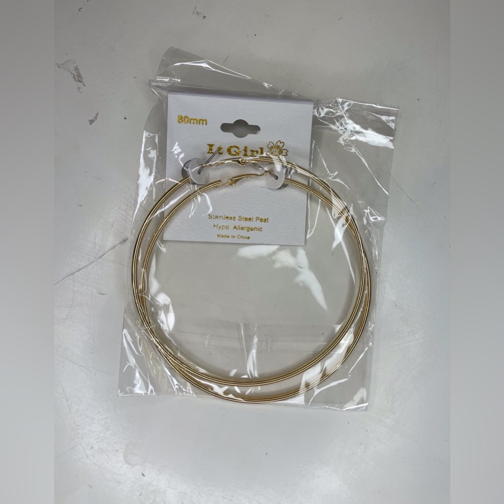 It Girl NWT Women’s‎ Elegant Gold Color Hoop Earrings